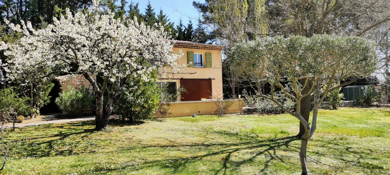 Vue d’ensemble du Mazet depuis la pelouse ponctuée d’oliviers